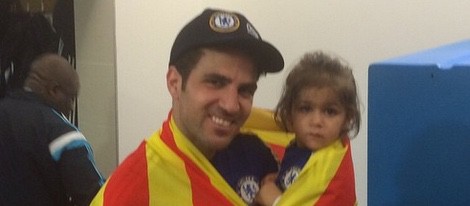 Cesc Fábregas celebrando la Premier League 2015 con su hija Lia Fábregas