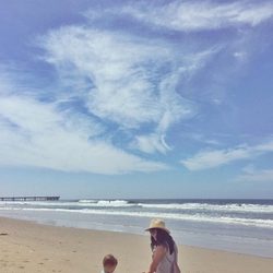 Raquel del Rosario celebra el primer Día de la Madre con su hijo Leo en la playa