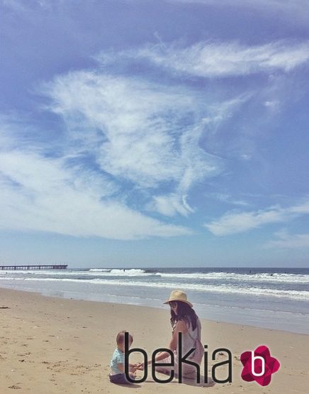 Raquel del Rosario celebra el primer Día de la Madre con su hijo Leo en la playa