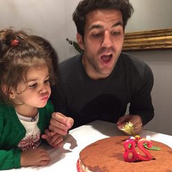 Cesc Fábregas soplando las velas de su 28 cumpleaños con su hija Lia