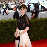 Lily Collins en la alfombra roja de la Gala del Met 2015
