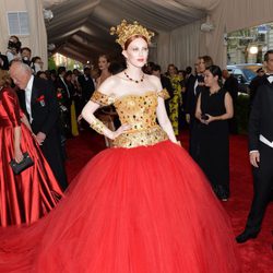 Karen Elson en la alfombra roja de la Gala del Met 2015