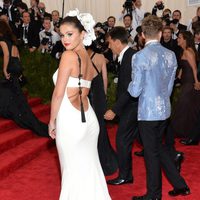Selena Gomez en la alfombra roja de la Gala del Met 2015