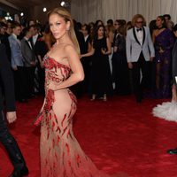 Jennifer Lopez en la alfombra roja de la Gala del Met 2015