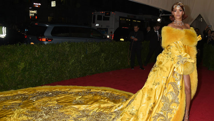 Rihanna en la alfombra roja de la Gala del Met 2015