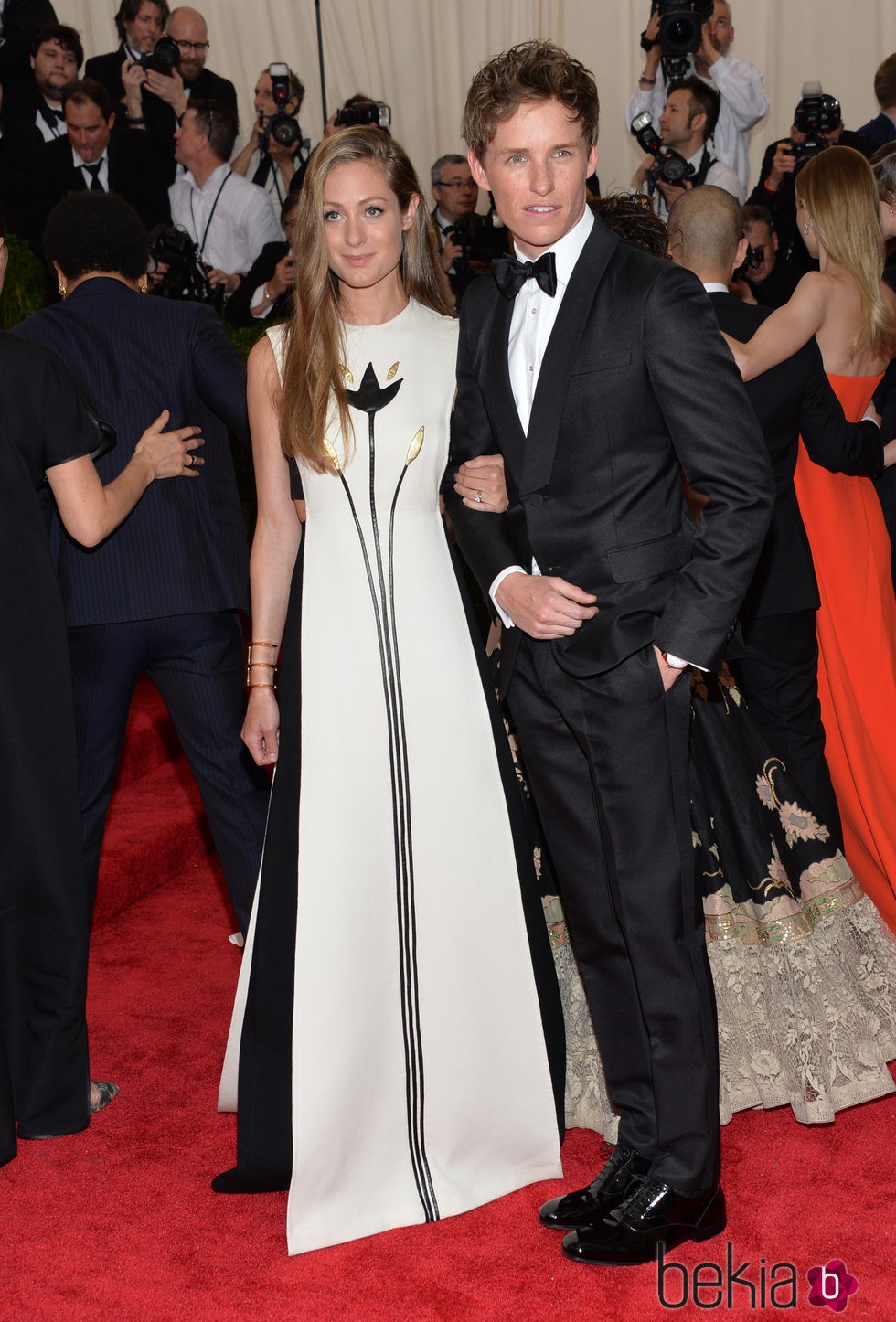 Eddie Redmayne y Hannah Bagshawe en la alfombra roja de la Gala del Met 2015