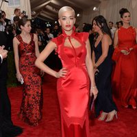 Rita Ora en la alfombra roja de la Gala del Met 2015