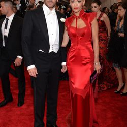 Rita Ora y Tom Ford en la alfombra roja de la Gala del Met 2015