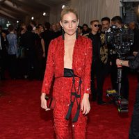 Sienna Miller en la alfombra roja de la Gala del Met 2015