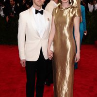 Anne Hathaway y Adam Shulman en la alfombra roja de la Gala del Met 2015