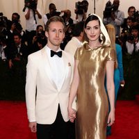 Anne Hathaway y Adam Shulman en la alfombra roja de la Gala del Met 2015