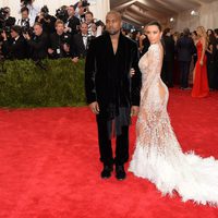 Kim Kardashian y Kanye West en la alfombra roja de la Gala del Met 2015