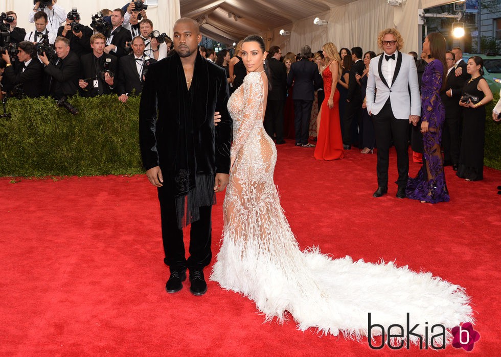 Kim Kardashian y Kanye West en la alfombra roja de la Gala del Met 2015