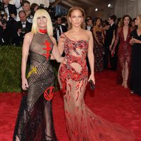 Jennifer Lopez y Donatella Versace en la alfombra roja de la Gala del Met 2015
