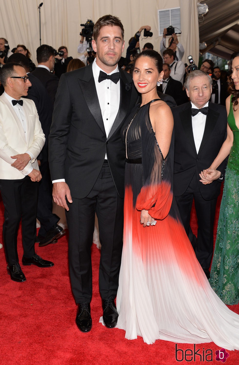 Aaron Rodgers y Olivia Munn en la alfombra roja de la Gala del Met 2015