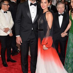 Aaron Rodgers y Olivia Munn en la alfombra roja de la Gala del Met 2015