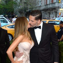 Sofía Vergara y Joe Manganiello besándose en la Gala del Met 2015
