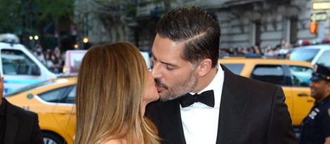 Sofía Vergara y Joe Manganiello besándose en la Gala del Met 2015