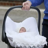 La Princesa Carlota de Cambridge a su salida del hospital en el que nació