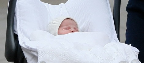 La Princesa Carlota de Cambridge a su salida del hospital en el que nació