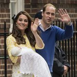 Los Duques de Cambridge saludando en la presentación de su hija la Princesa Carlota
