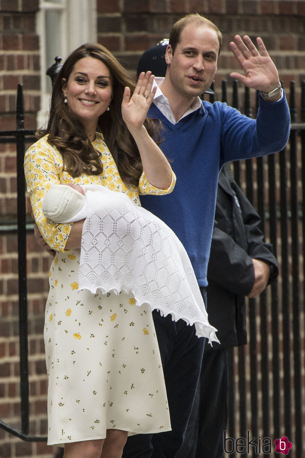 Los Duques de Cambridge saludando en la presentación de su hija la Princesa Carlota