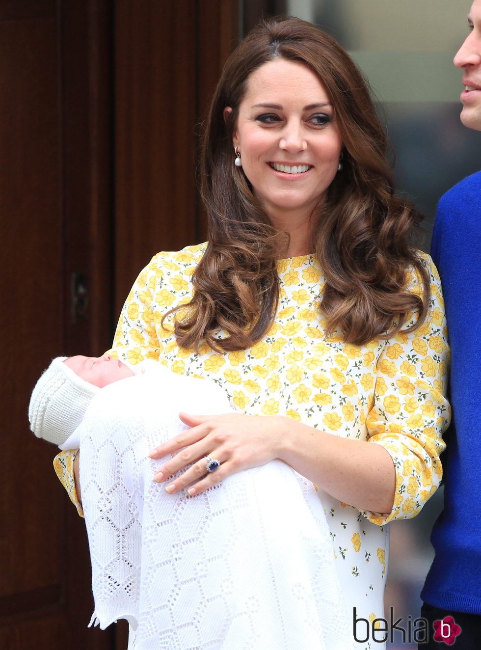 Kate Middleton presentando a su hija la Princesa Carlota a la salida del hospital
