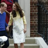El Príncipe Guillermo y Kate Middleton abandonan el hospital con su hija la Princesa de Cambridge
