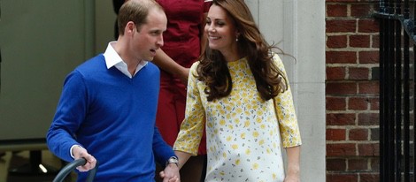 El Príncipe Guillermo y Kate Middleton abandonan el hospital con su hija la Princesa de Cambridge