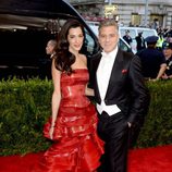 George Clooney y su mujer Amal Alamuddin en la gala MET 2015