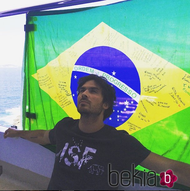 Ian Somerhalder disfruta de Brasil durante su viaje de novios con Nikki Reed