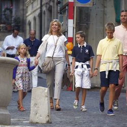 La Infanta Cristina e Iñaki Urdangarín con sus hijos en Ginebra