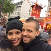 Cristina Pedroche y David Muñoz posan frente al Moulin Rouge en París