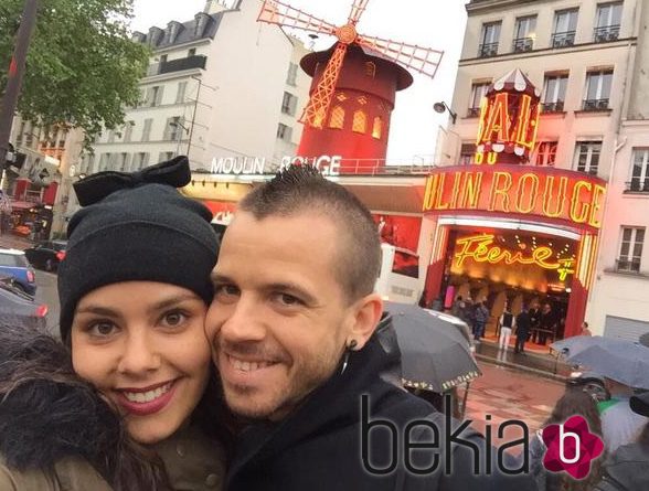 Cristina Pedroche y David Muñoz posan frente al Moulin Rouge en París