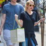 Emma Roberts y Evan Peters de compras tras la gala del MET 2015