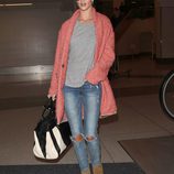 Rosie Huntington- Whiteley en el aeropuerto tras la gala del MET 2015
