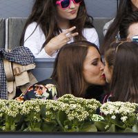 Paula Echevarría besa a su hija Daniella junto a David Bustamante