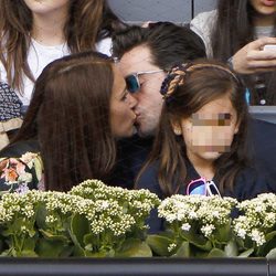 Paula Echevarría y David Bustamante besándose delante de su hija Daniella