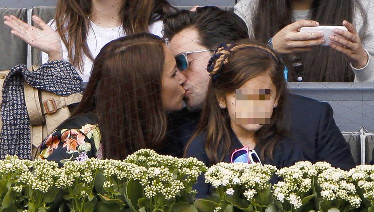 Paula Echevarría y David Bustamante besándose delante de su hija Daniella