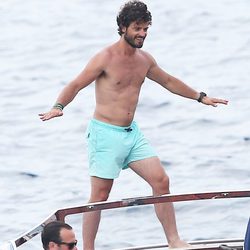 Carlos Felipe de Suecia con el torso desnudo de vacaciones en el mar