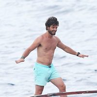 Carlos Felipe de Suecia con el torso desnudo de vacaciones en el mar