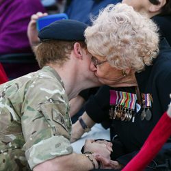 El Príncipe Harry recibe un beso de una anciana en Sydney