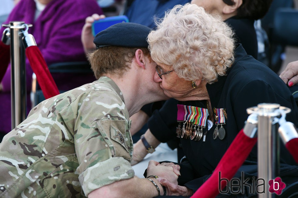 El Príncipe Harry recibe un beso de una anciana en Sydney