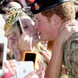 Victoria McRae intenta besar en los labios al Príncipe Harry en Sydney