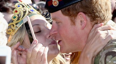 Victoria McRae intenta besar en los labios al Príncipe Harry en Sydney