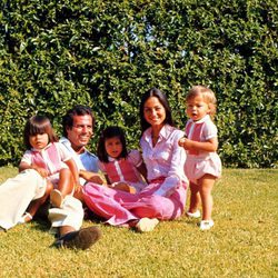La familia Iglesias-Preysler posando en los años setenta