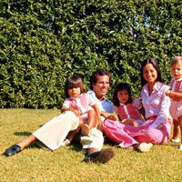 La familia Iglesias-Preysler posando en los años setenta