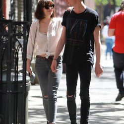 Dakota Johnson y su novio Matthew Hitt paseando por Nueva York