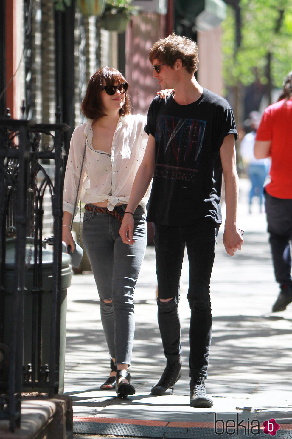 Dakota Johnson y su novio Matthew Hitt paseando por Nueva York