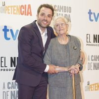 Daniel Guzmán y su abuela Antonia en el estreno de 'A cambio de nada'